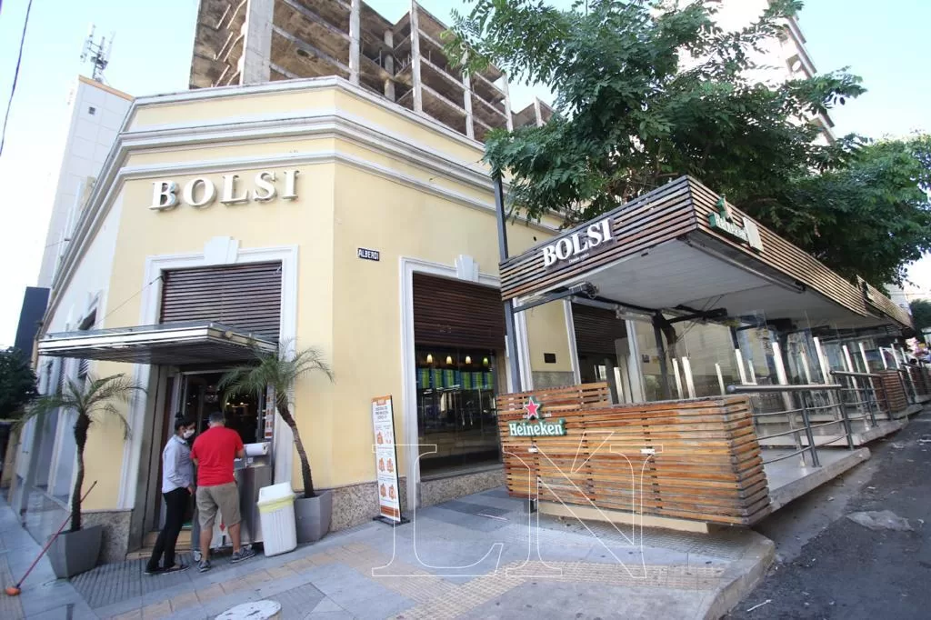 Cozinha paraguaia e pratos internacionais em hotéis e restaurantes locais.