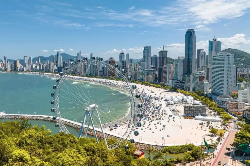 🌊 4️⃣ Balneário Camboriú (SC): Praia Urbana com Estrutura Completa para Todas as Idades